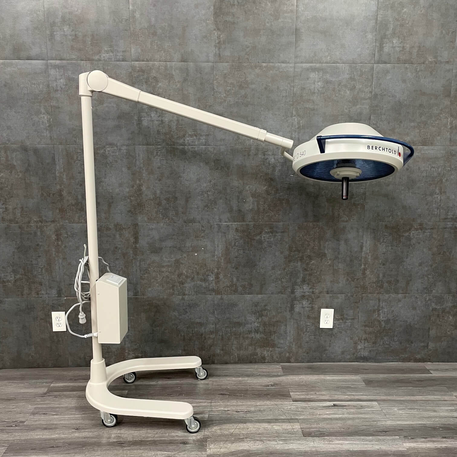 refurbished procedure light for clinic 