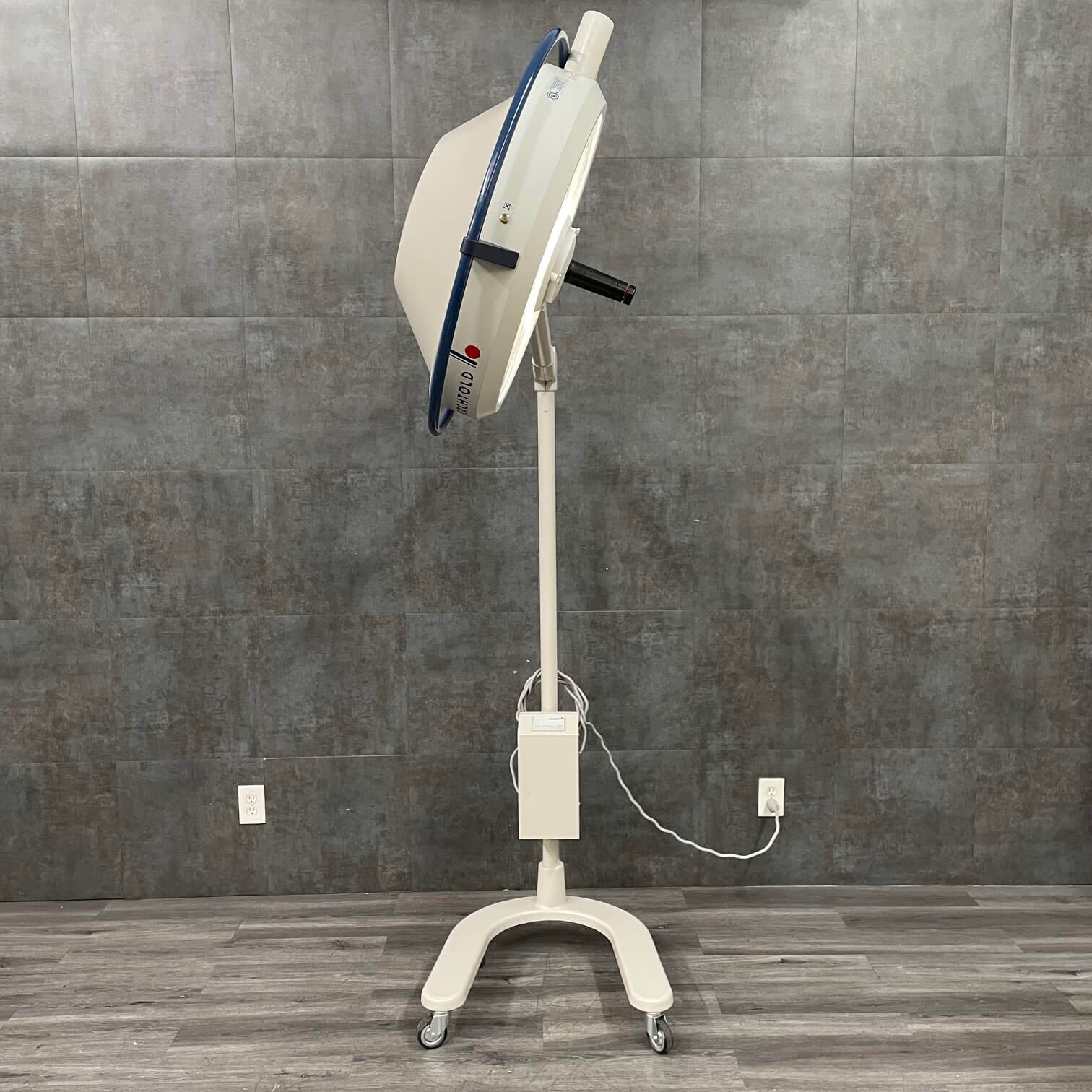 mobile surgical light refurbished
