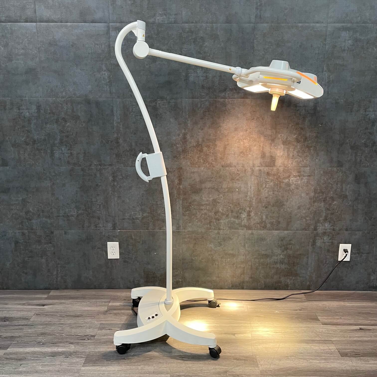 Burton_Aim_100_Surgical_Light_