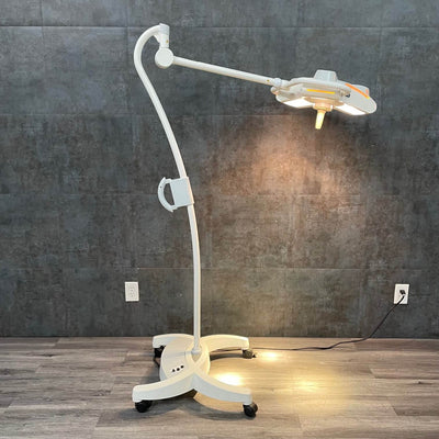 Burton AIM 100 Surgical Light Burton Aim 100 Surgical Light