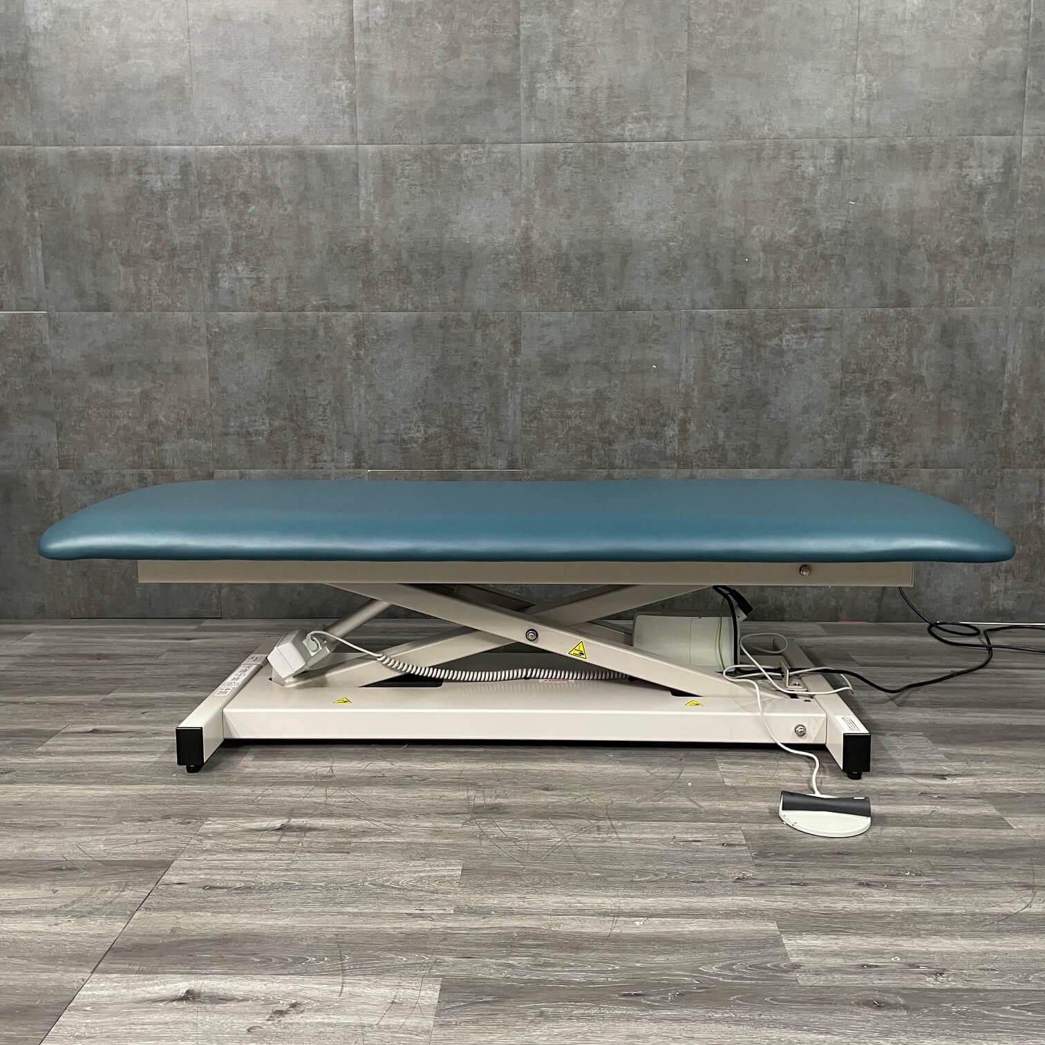 Clinton 80100 Power Treatment Table