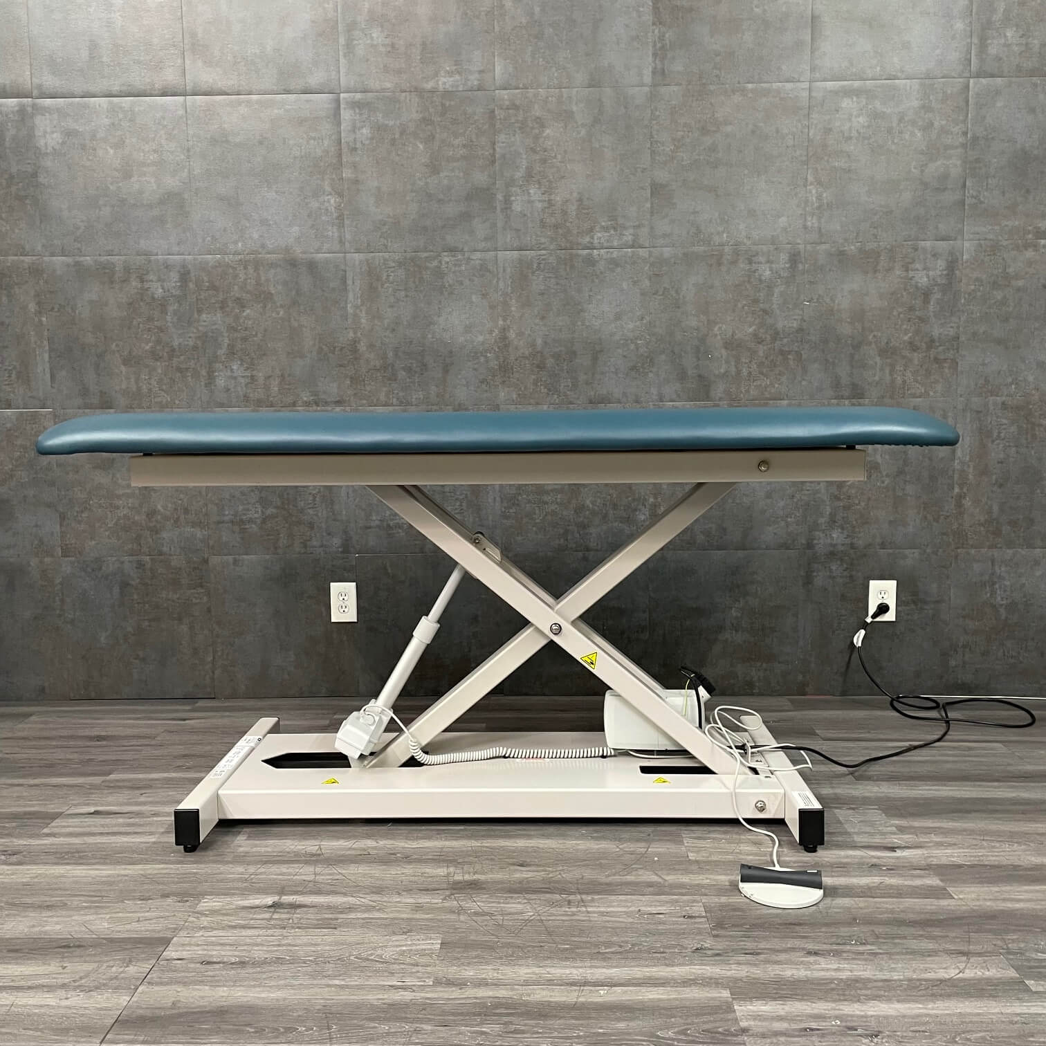 Clinton 80100 Power Treatment Table
