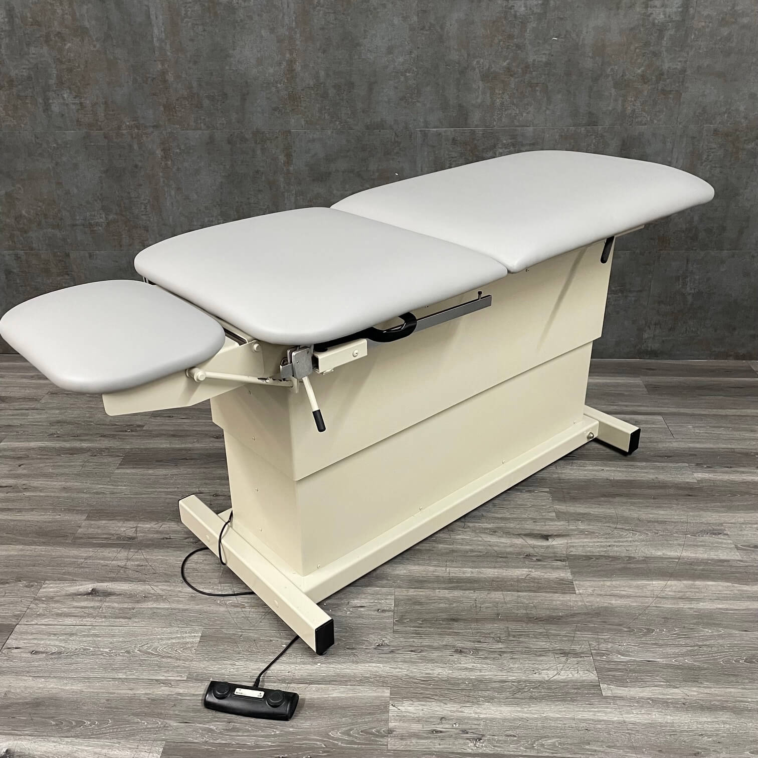 Clinton 81360 Power exam table