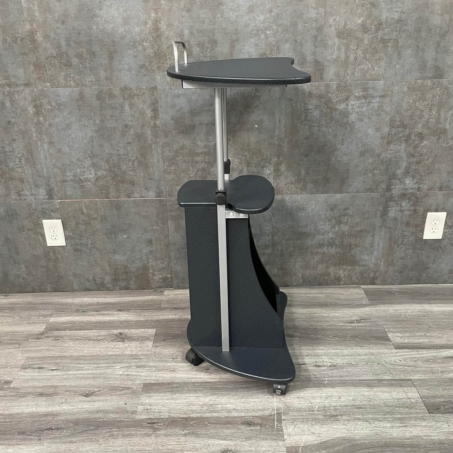Laptop mobile stand desk - Angelus Medical