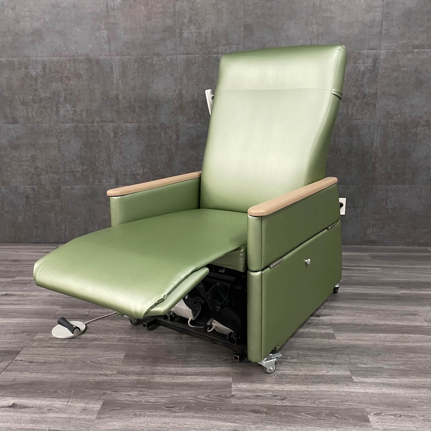 Ioa Rocking Chair IOA Eva Sleeper Mobile Clinical Recliner