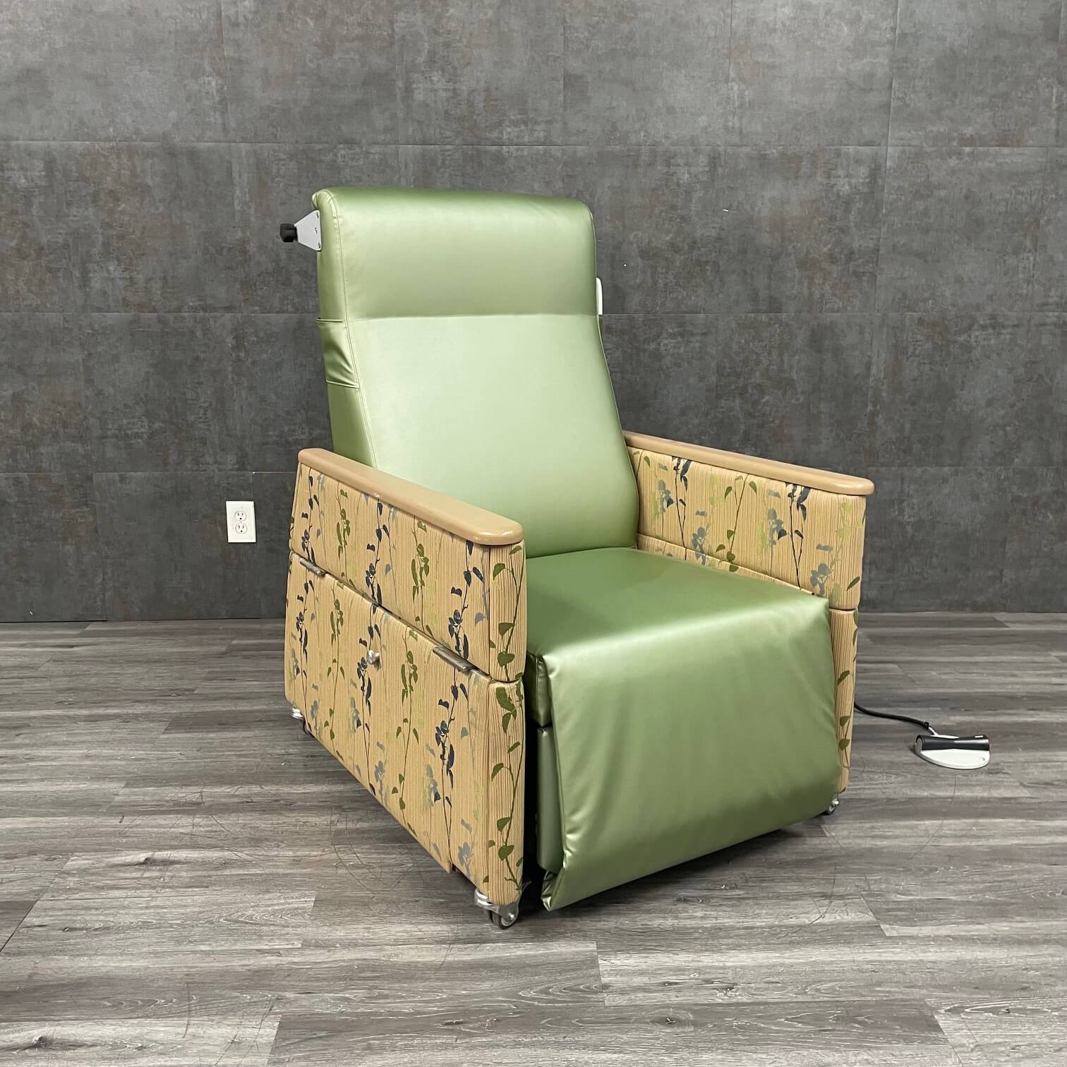 IOA Eva Sleeper Mobile Clinical Recliner - – Angelus Medical and