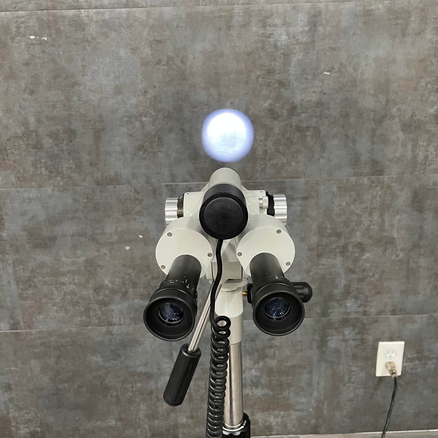 McKesson LUMEON PSS869 LED colposcope front view with rolling stand Price