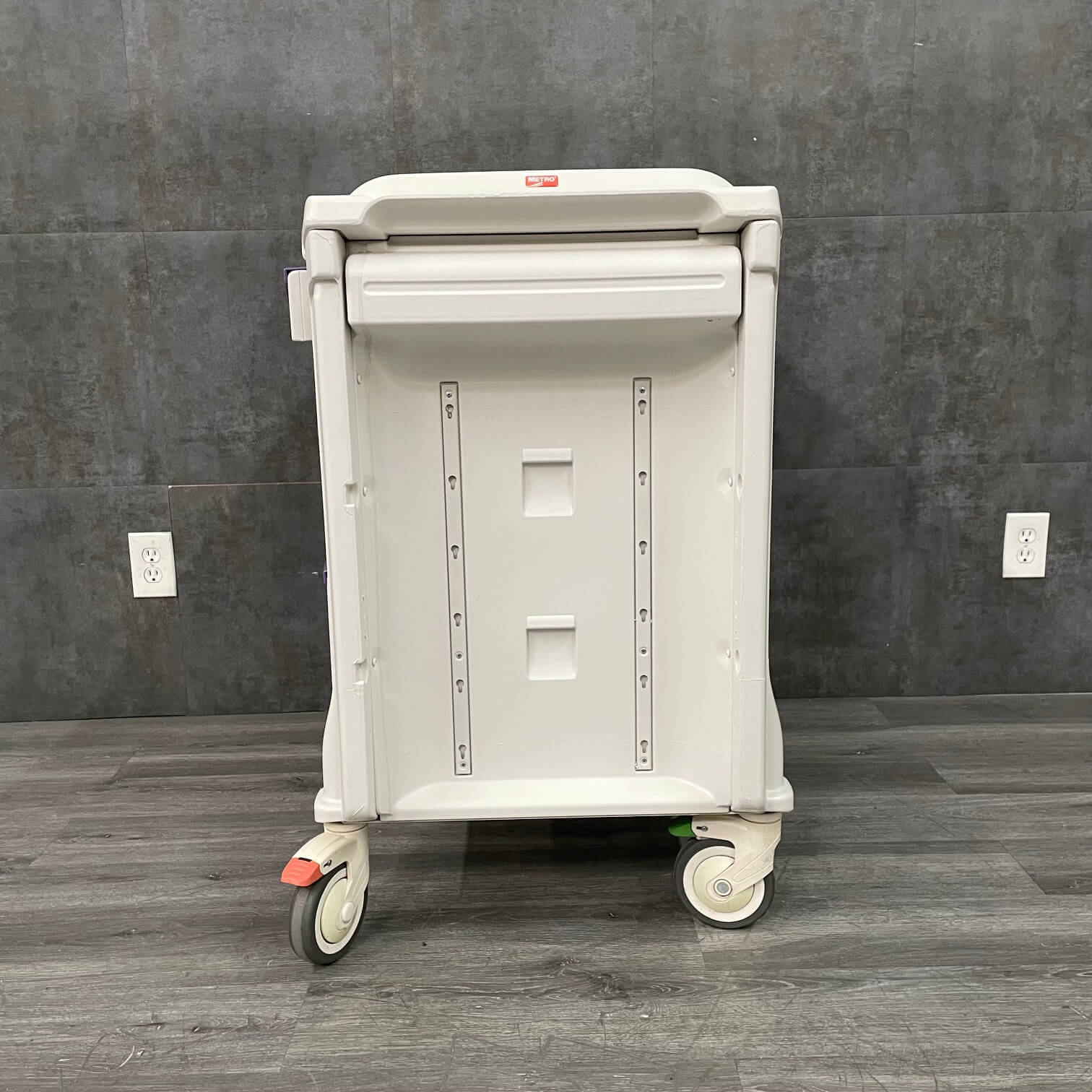 Metro Flexline Crash Cart side view with built in placeholders for accessories