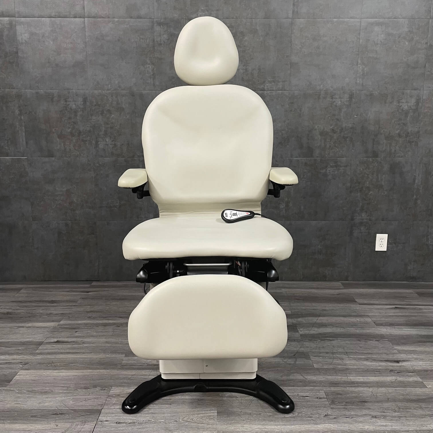 Midmark 630-020 human form Procedure Chair with Flat Top