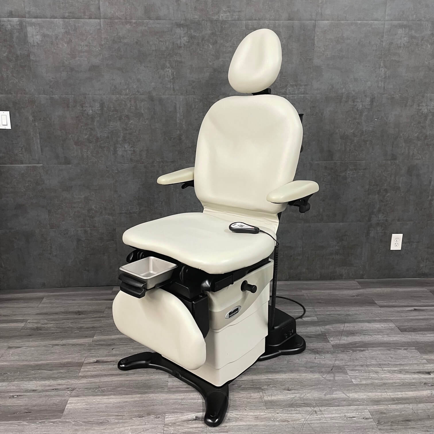 Midmark 630-020 human form programmable exam chair with pull out tray for procedures