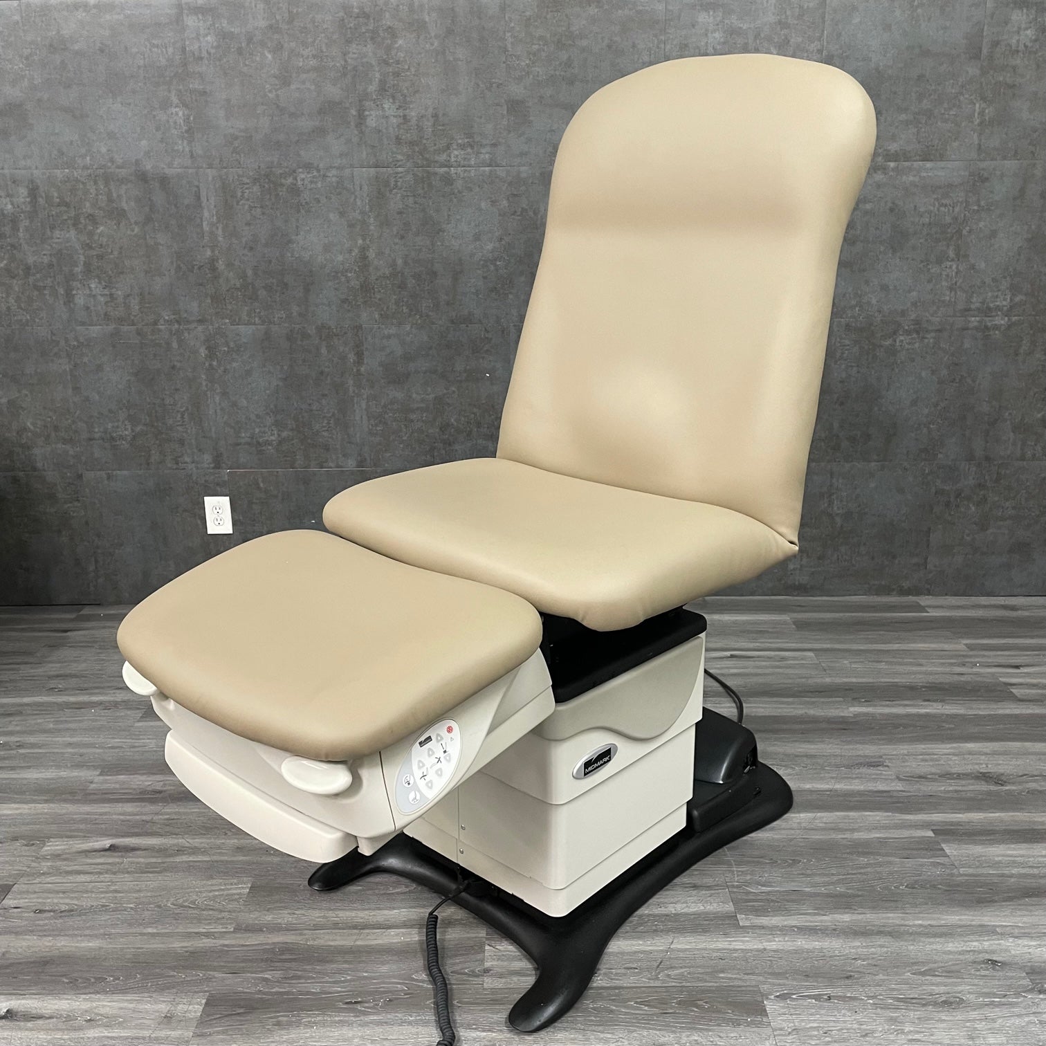 Midmark Ritter 647 - podiatrist can tilt the chair for ideal access to patient