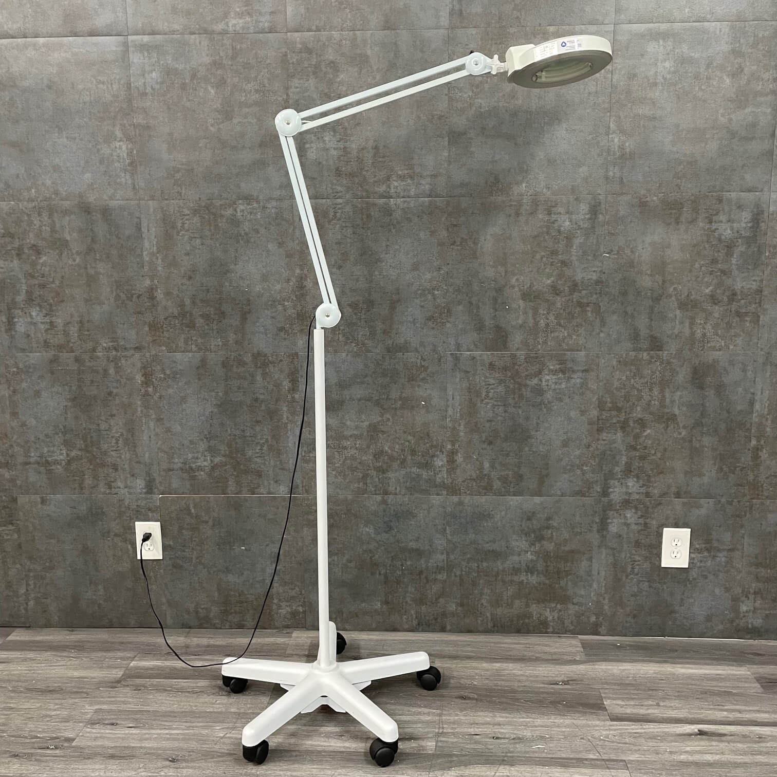 Mobile Magnifying Light