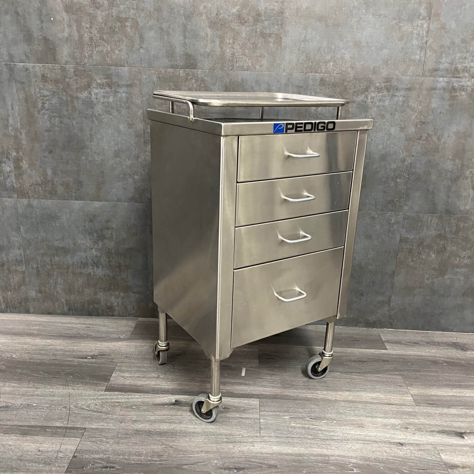 Pedigo anesthetist cabinet