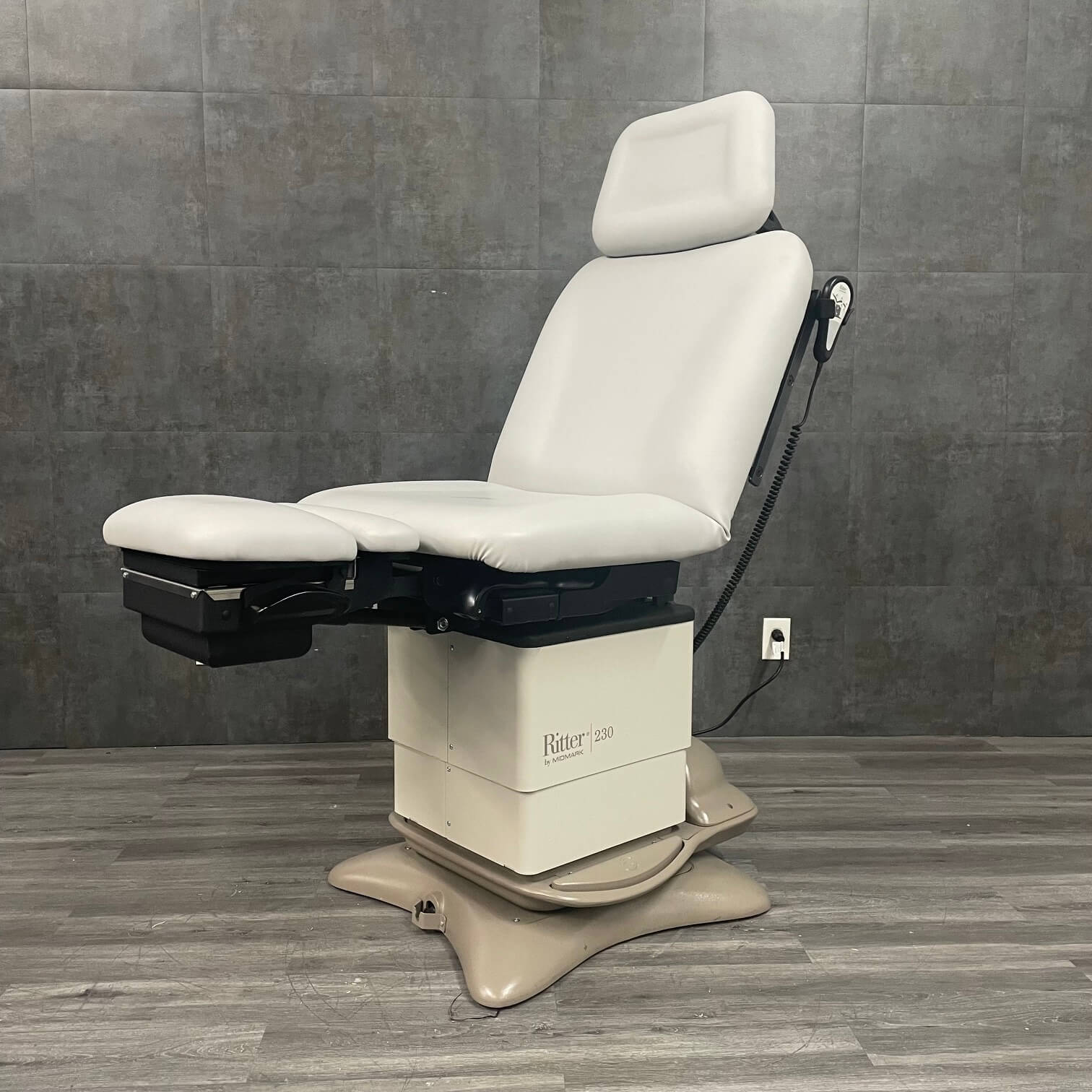 Midmark Ritter 230 refurbished procedure chair featuring convenient rotating function for exams - for sale near me