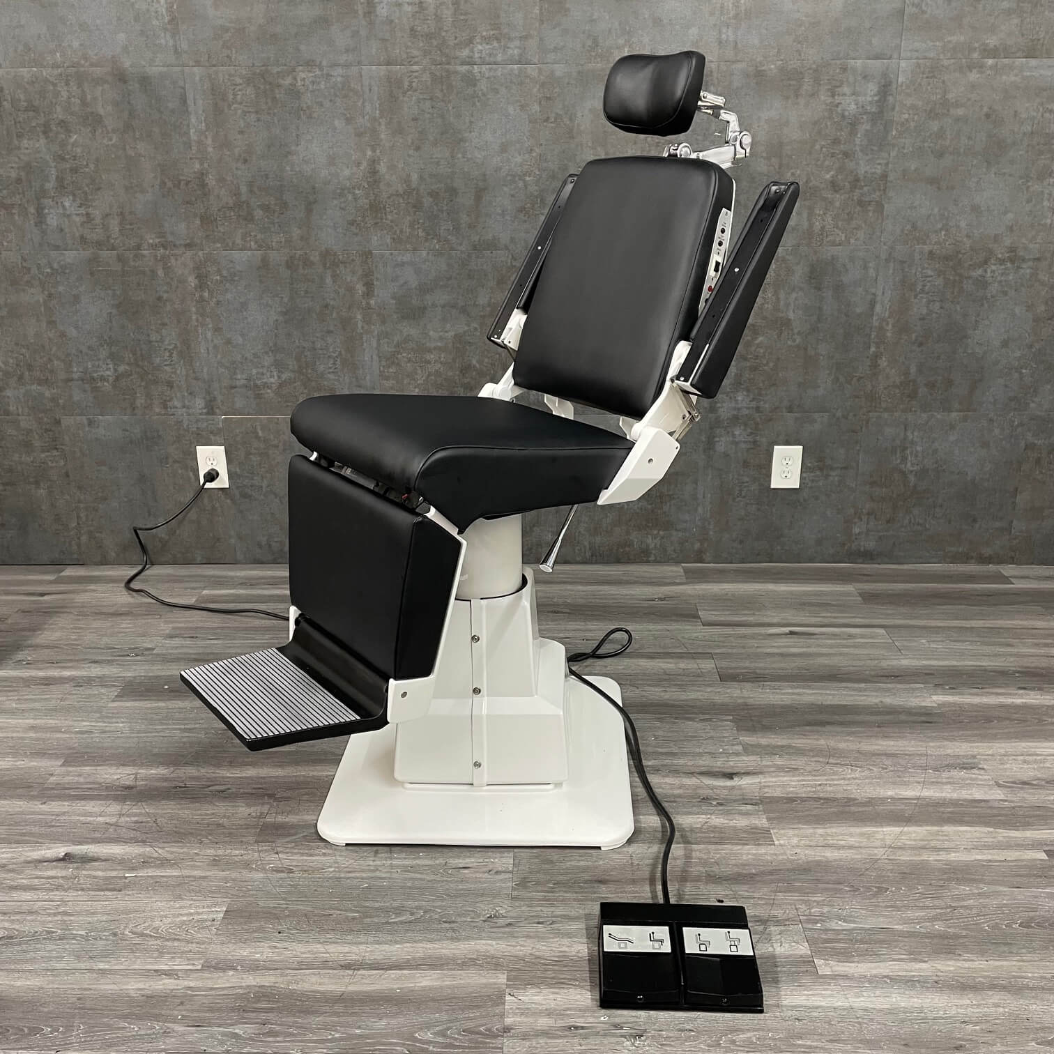 Buy Reliance Exam Chair with swivel Online at Angelus Medical in California