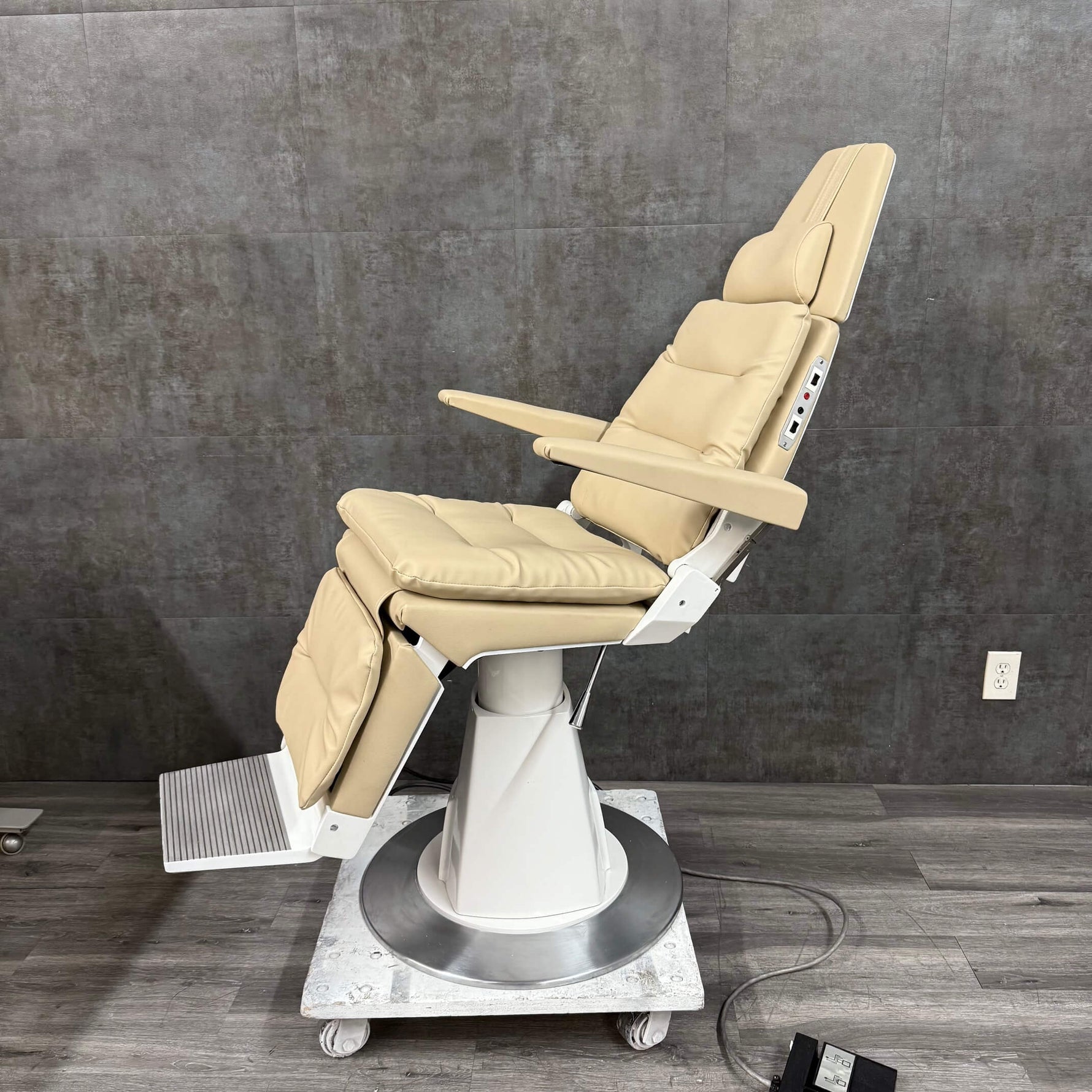 Reliance 980 Chair with Pillow Headrest