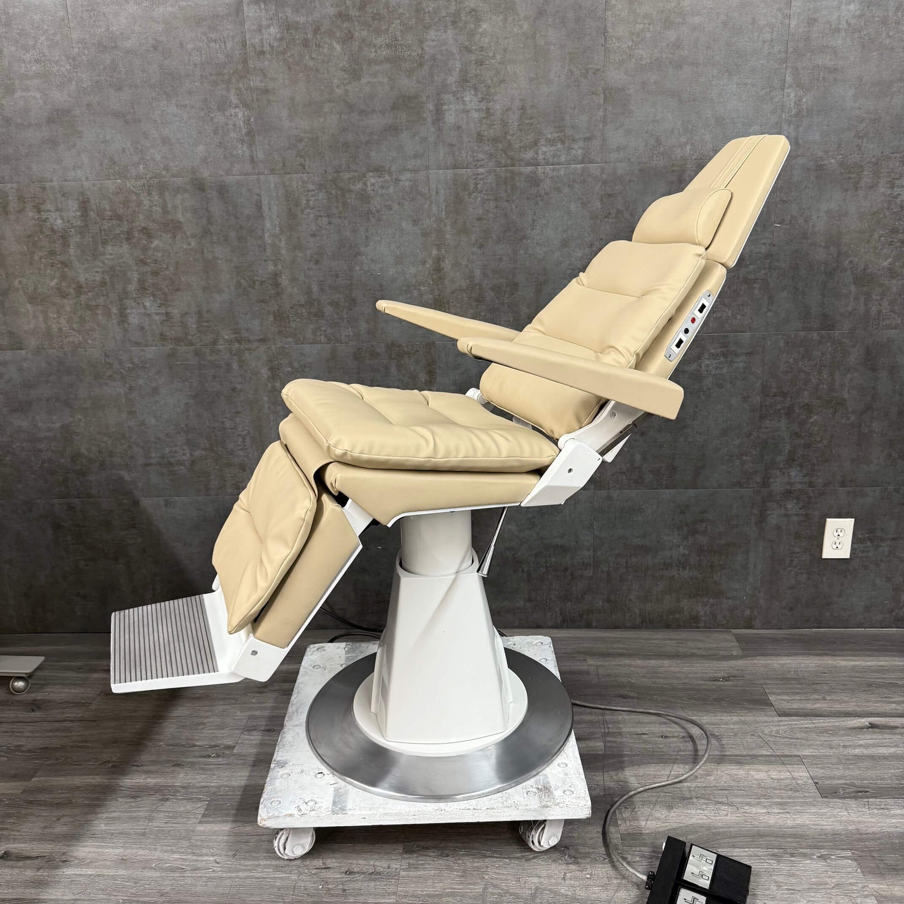 Reliance 980 Chair with Pillow Headrest