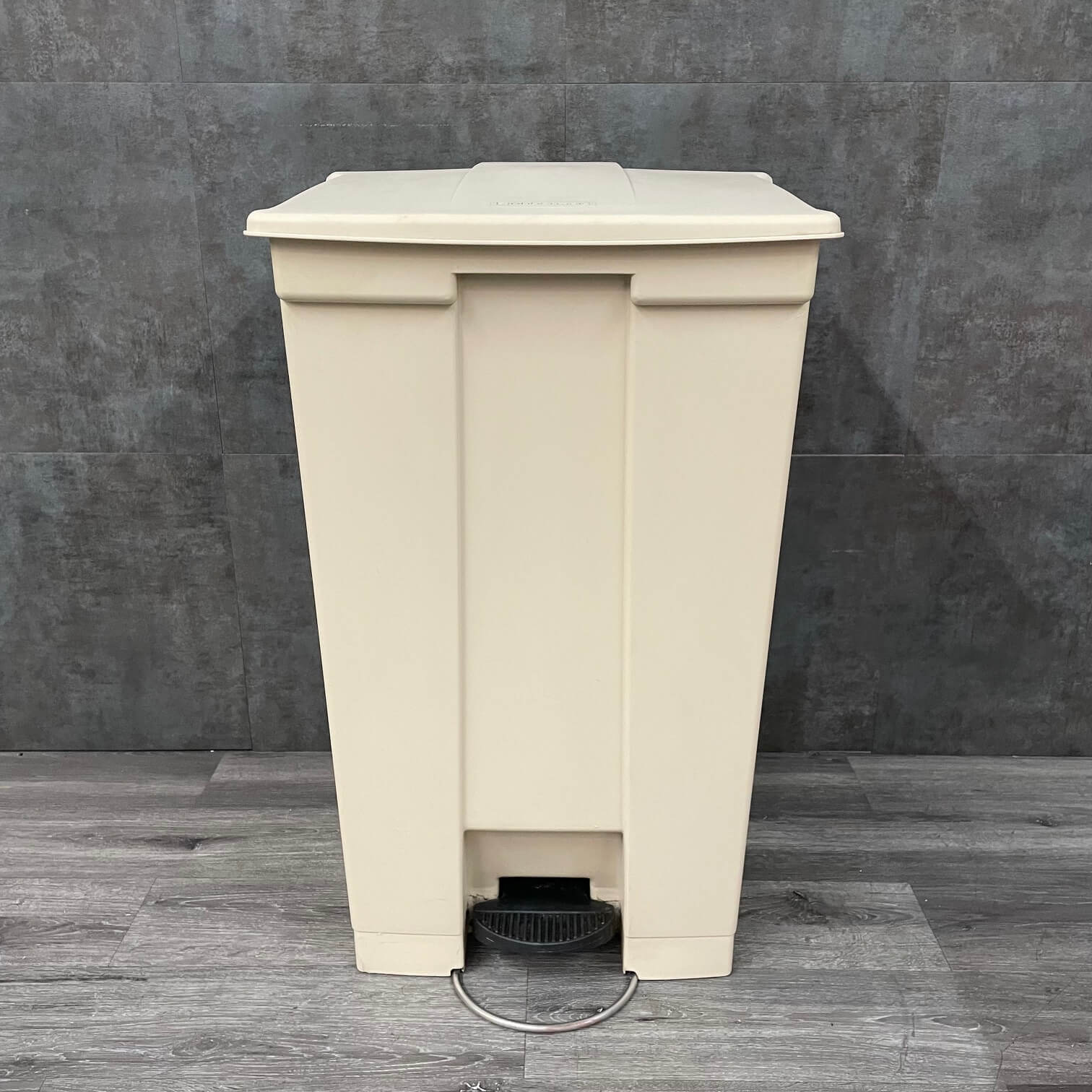 Rubbermaid Legacy Step-On Trash Can - – Angelus Medical and Optical