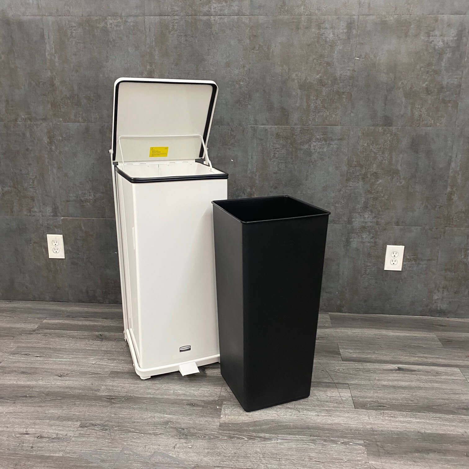 Rubbermaid Defender Medical waste can