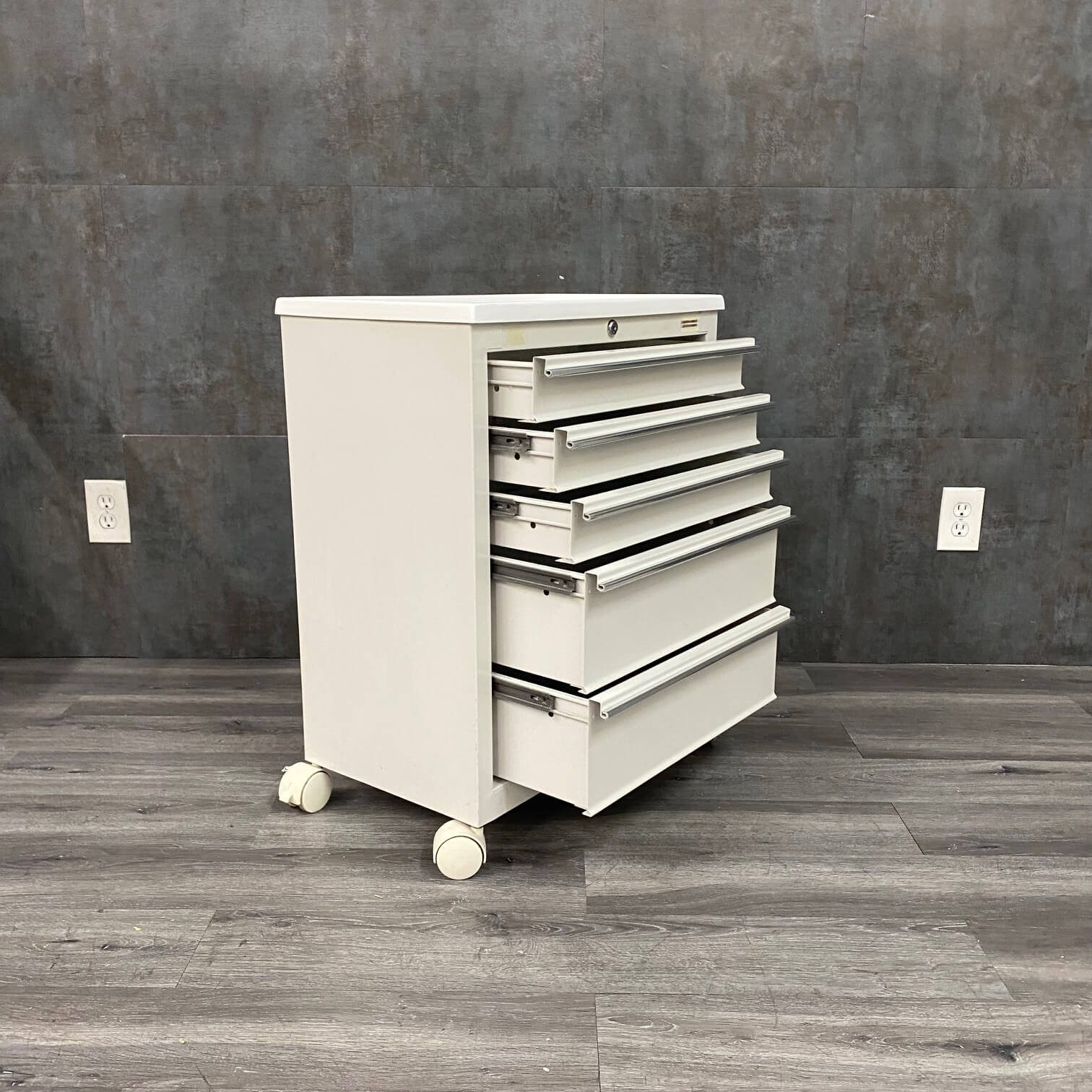 Small Mobile Crash Cart with Key - NMD -Angelus Medical