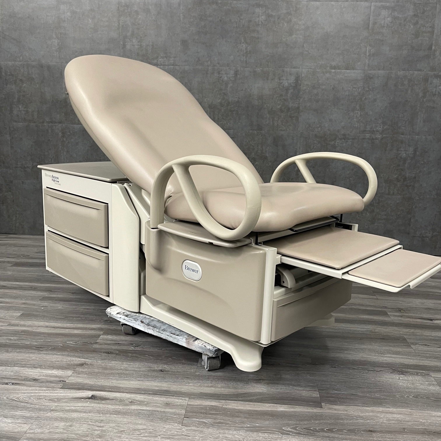 Seamless medical‑grade upholstery easy‑clean exam table surface for sale