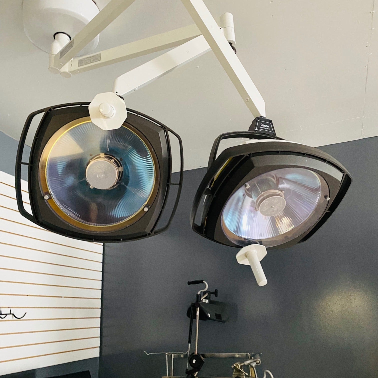 Dual Castle Surgical Light (Used) - Castle -Angelus Medical