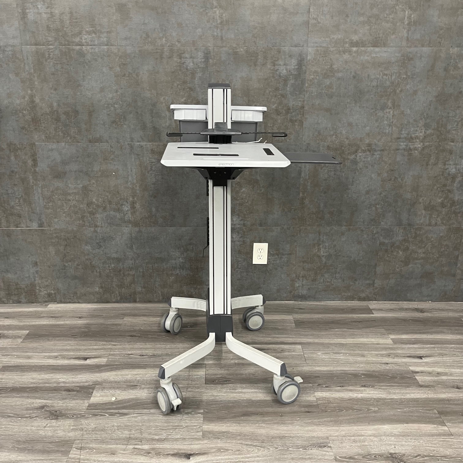 ERGOTRON Neo-Flex Laptop Cart showing ergonomic sit-stand height adjustment