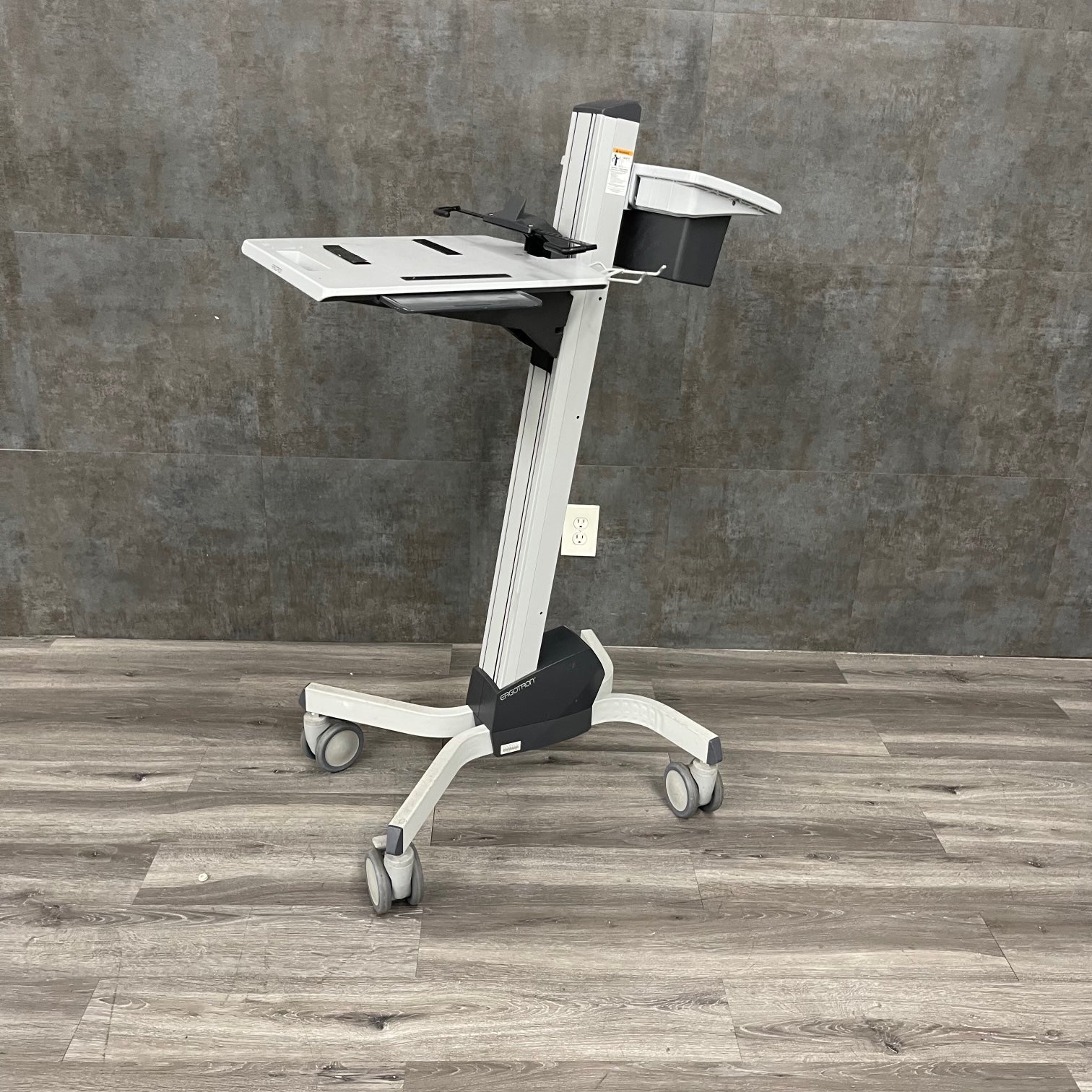 Side profile of refurbished ERGOTRON Neo-Flex Laptop Cart with mobile workstation frame