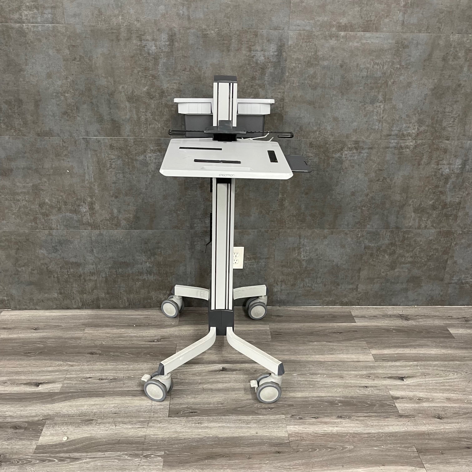 ERGOTRON Neoflex laptop cart,ergotron computer cart Angelus Medical