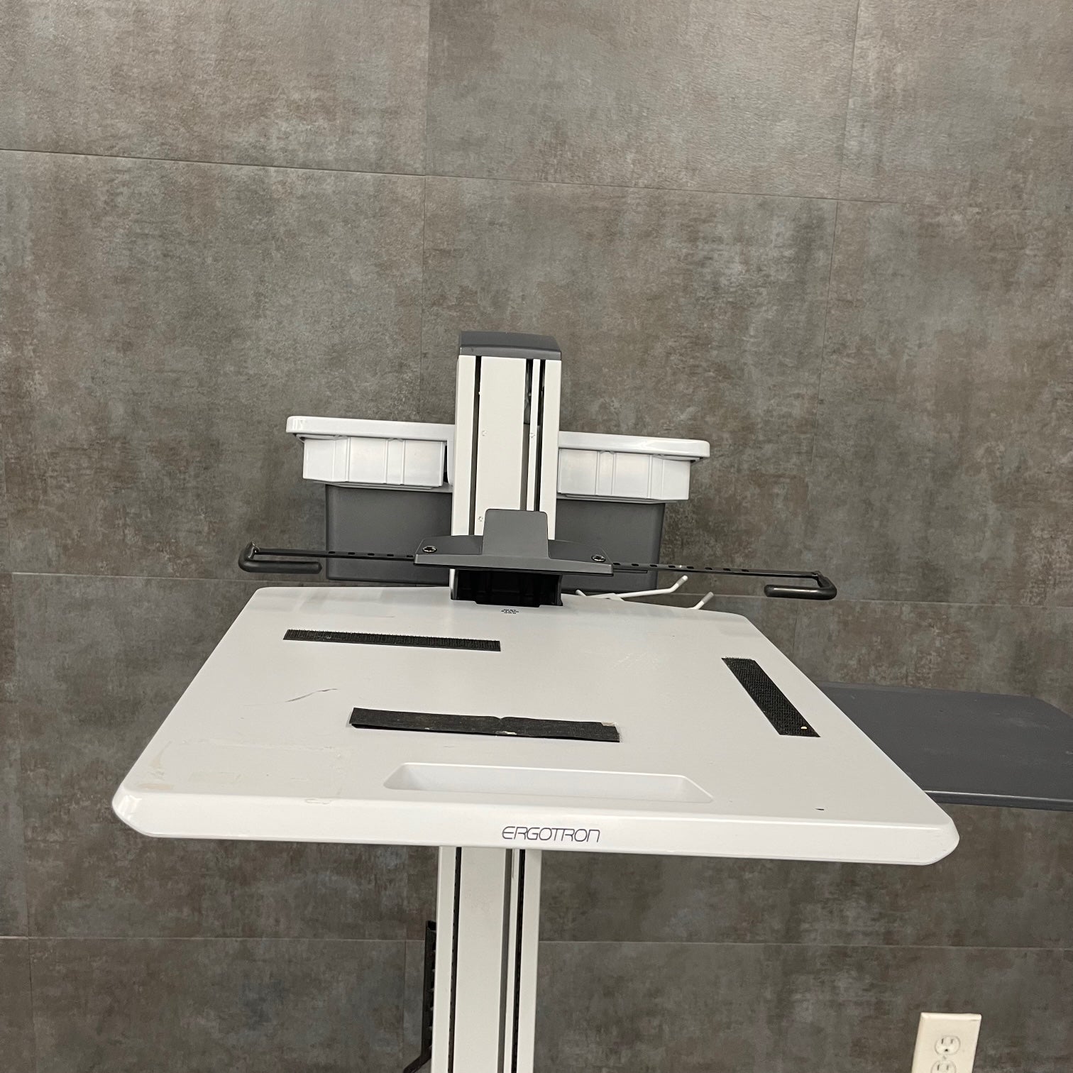 Close-up of ERGOTRON Neo-Flex Laptop Cart worksurface and storable mouse