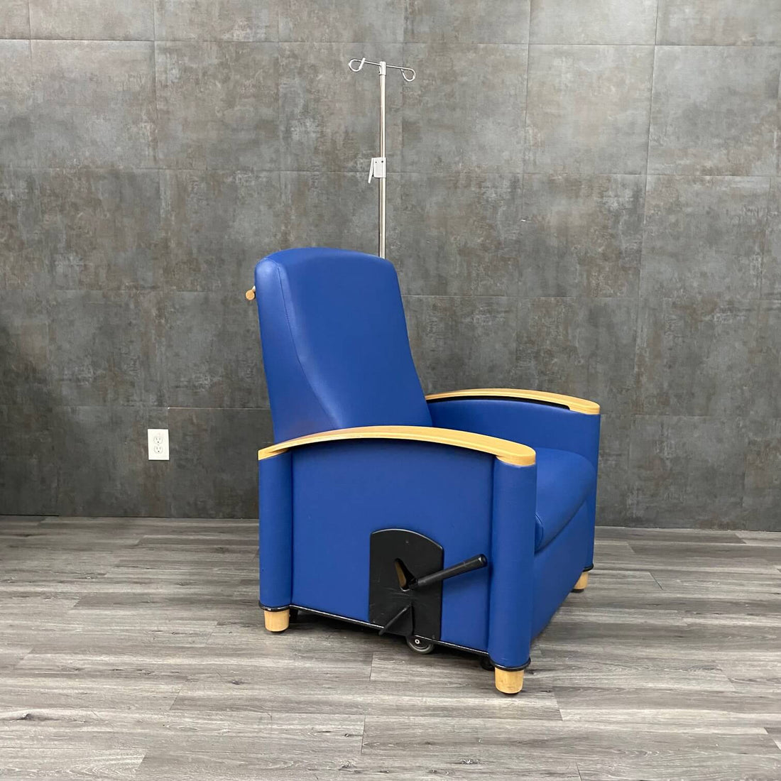Heavy Duty Infusion Chair Recliner with Iv Pole - – Angelus Medical and ...