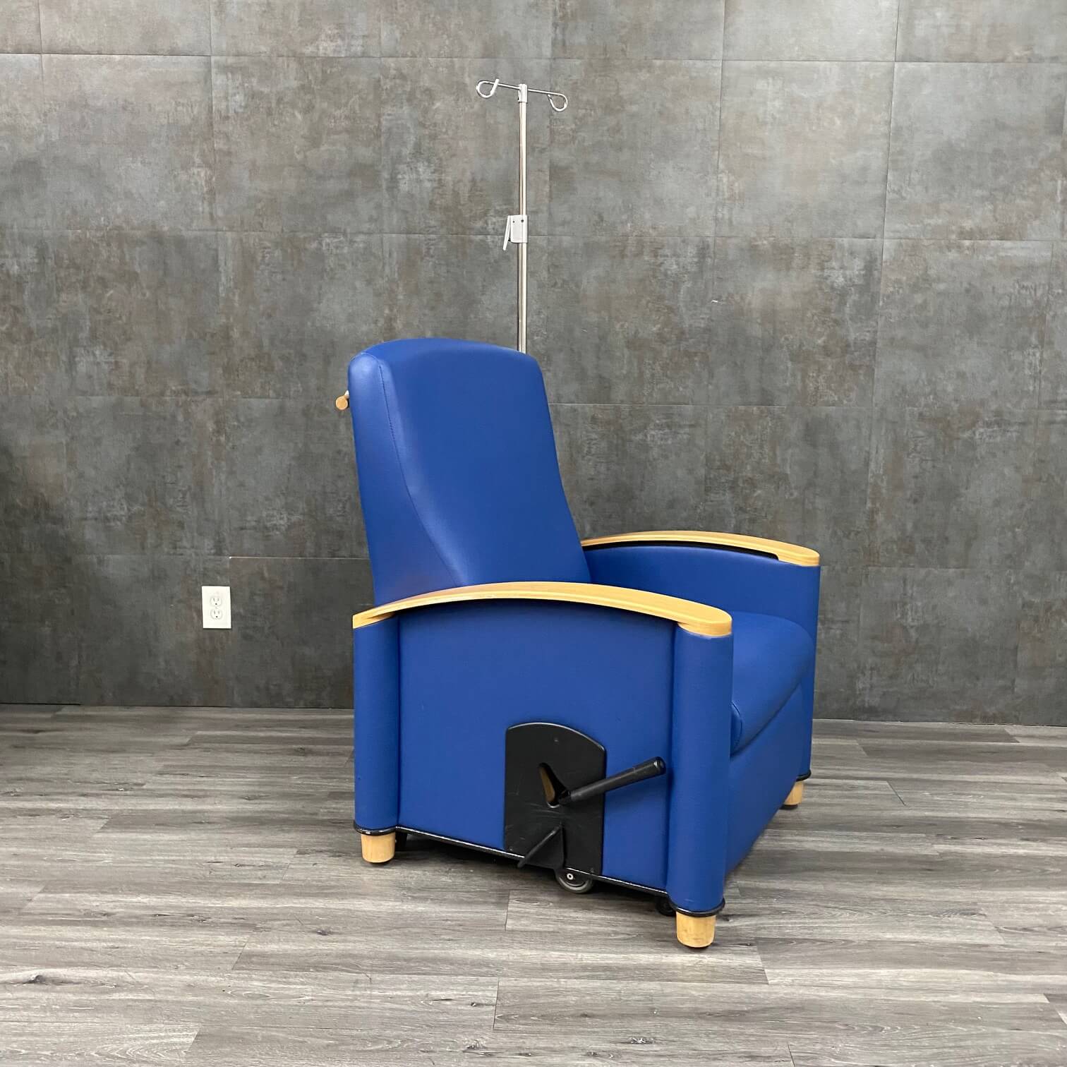 Heavy Duty Infusion Chair Recliner with Iv Pole - NMD -Angelus Medical