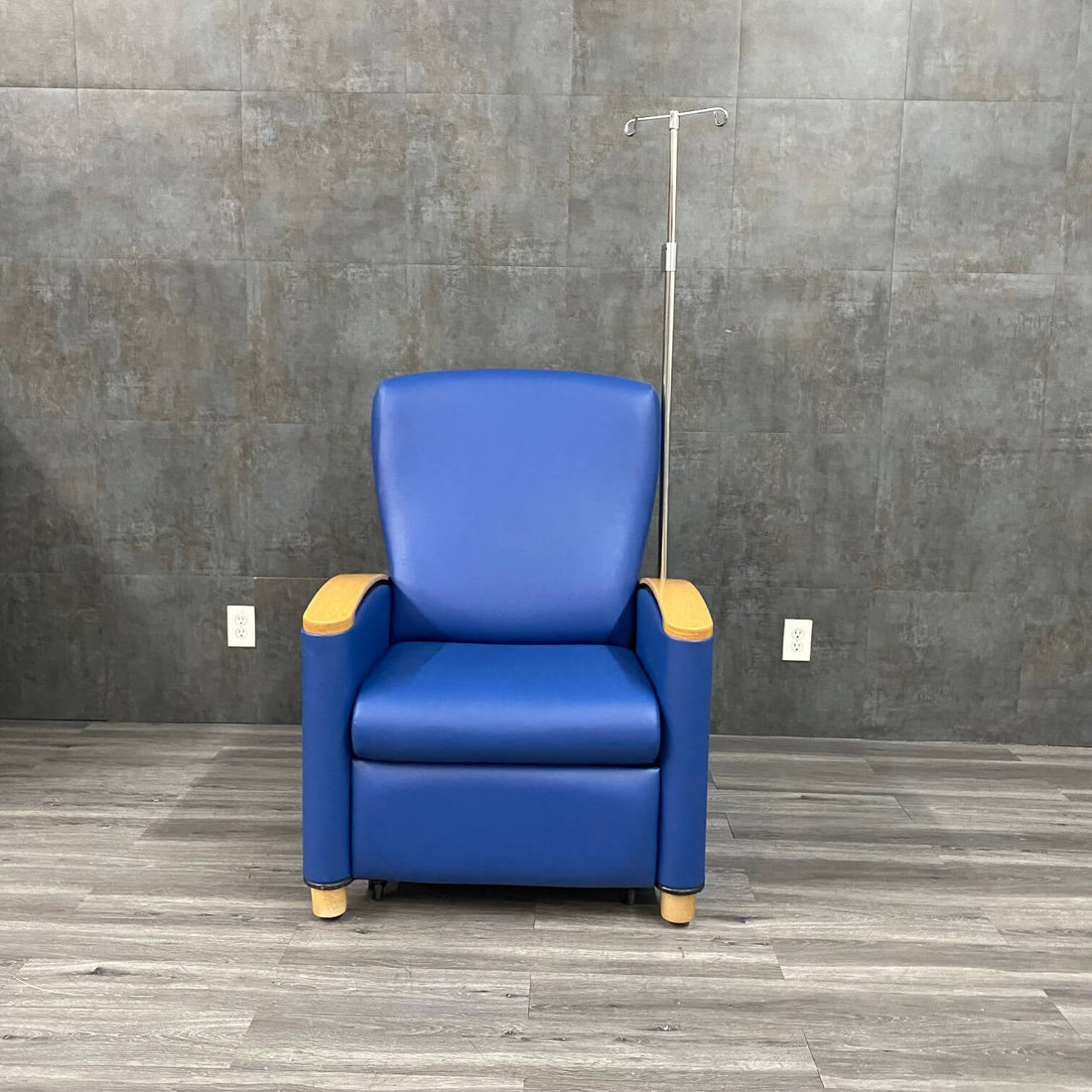 Heavy Duty Infusion Chair Recliner with Iv Pole - – Angelus Medical and ...