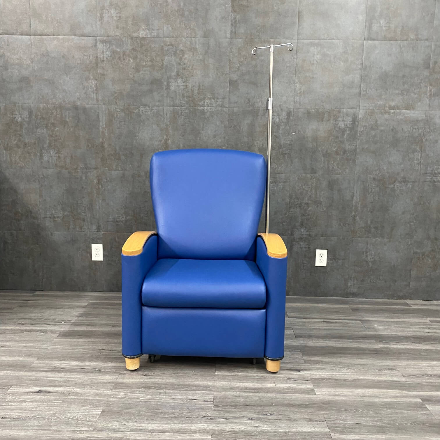 Heavy Duty Infusion Chair Recliner with Iv Pole - NMD -Angelus Medical