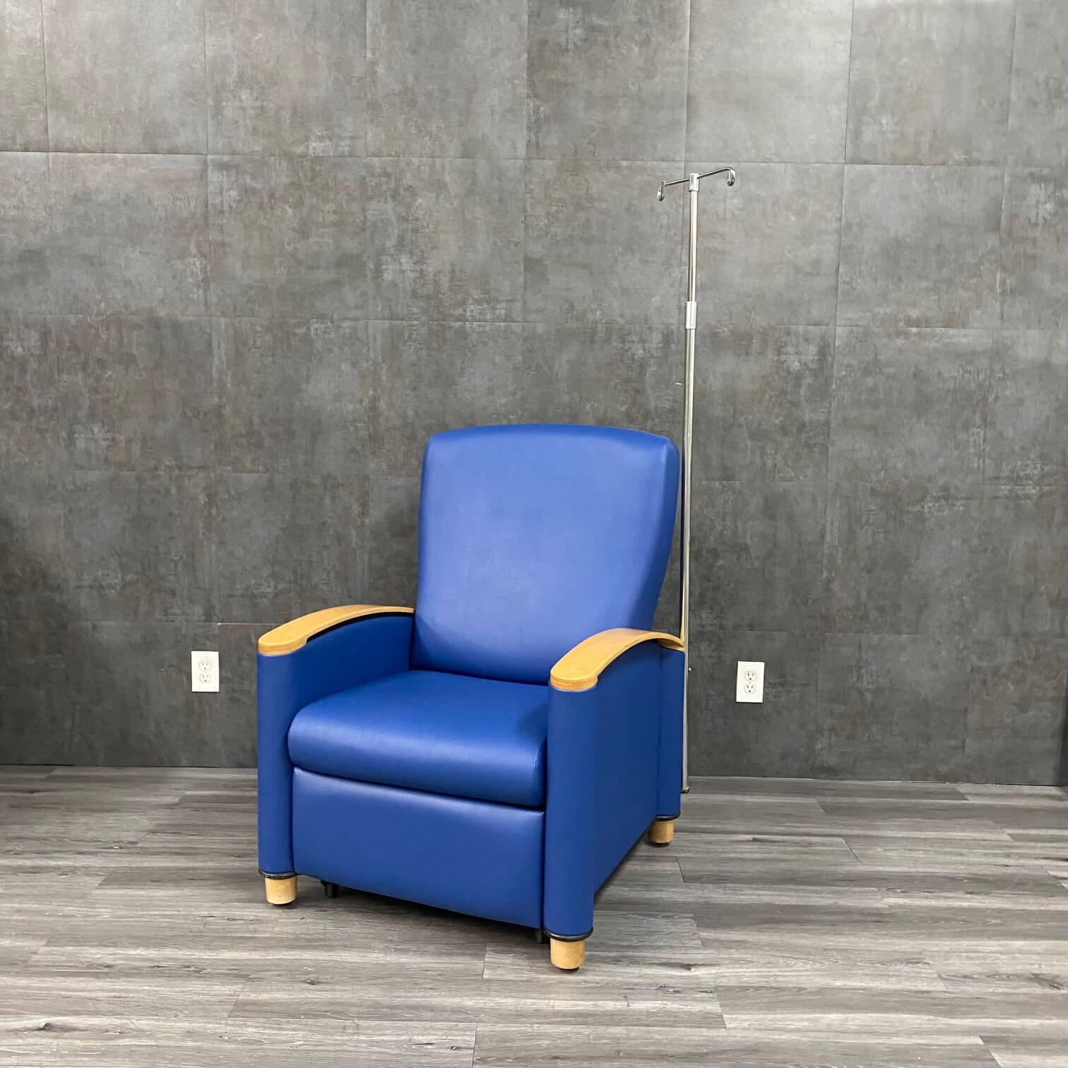 Heavy Duty Infusion Chair Recliner with Iv Pole - NMD -Angelus Medical