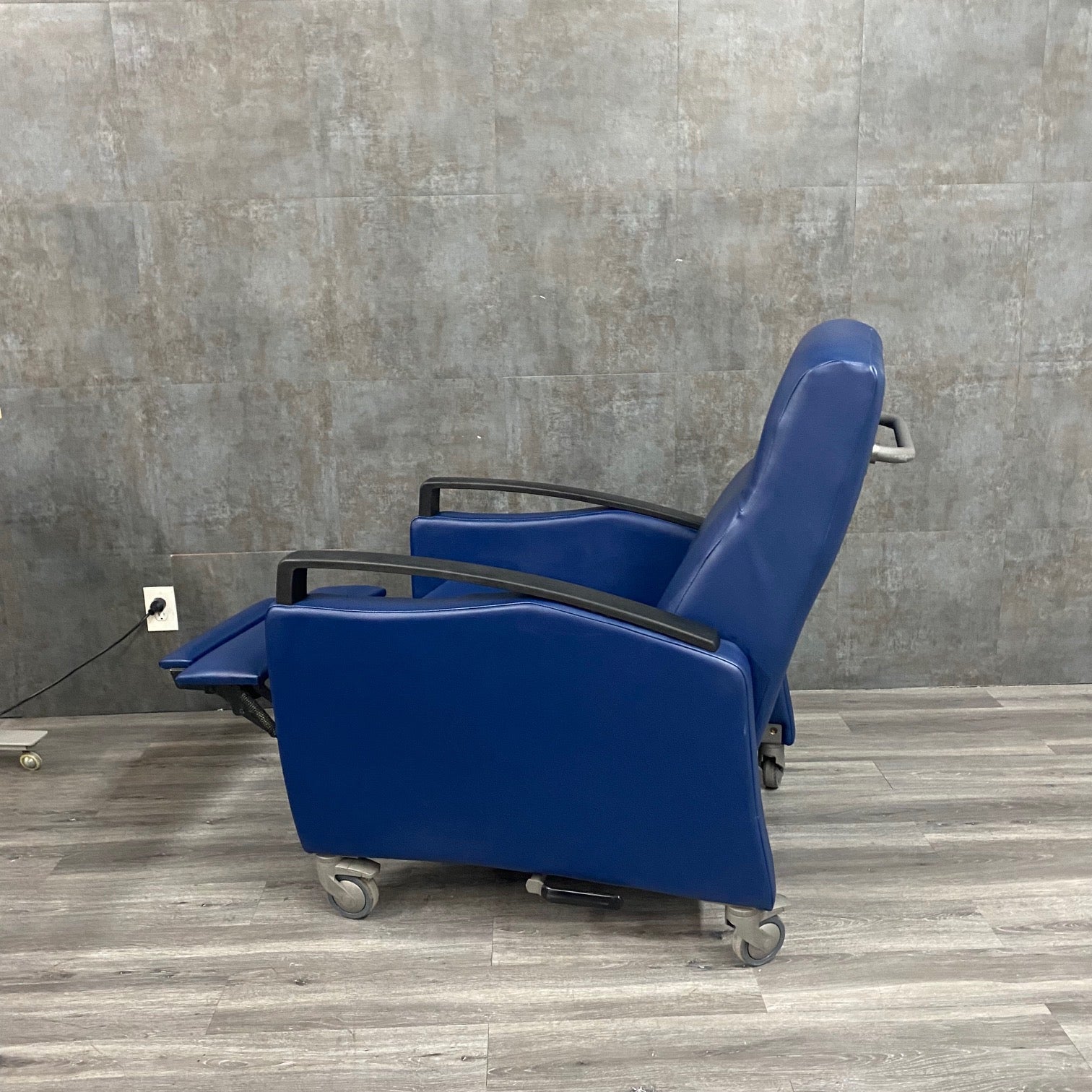 Heavy Duty Medical Recliner / Infusion Chair - Krug -Angelus Medical