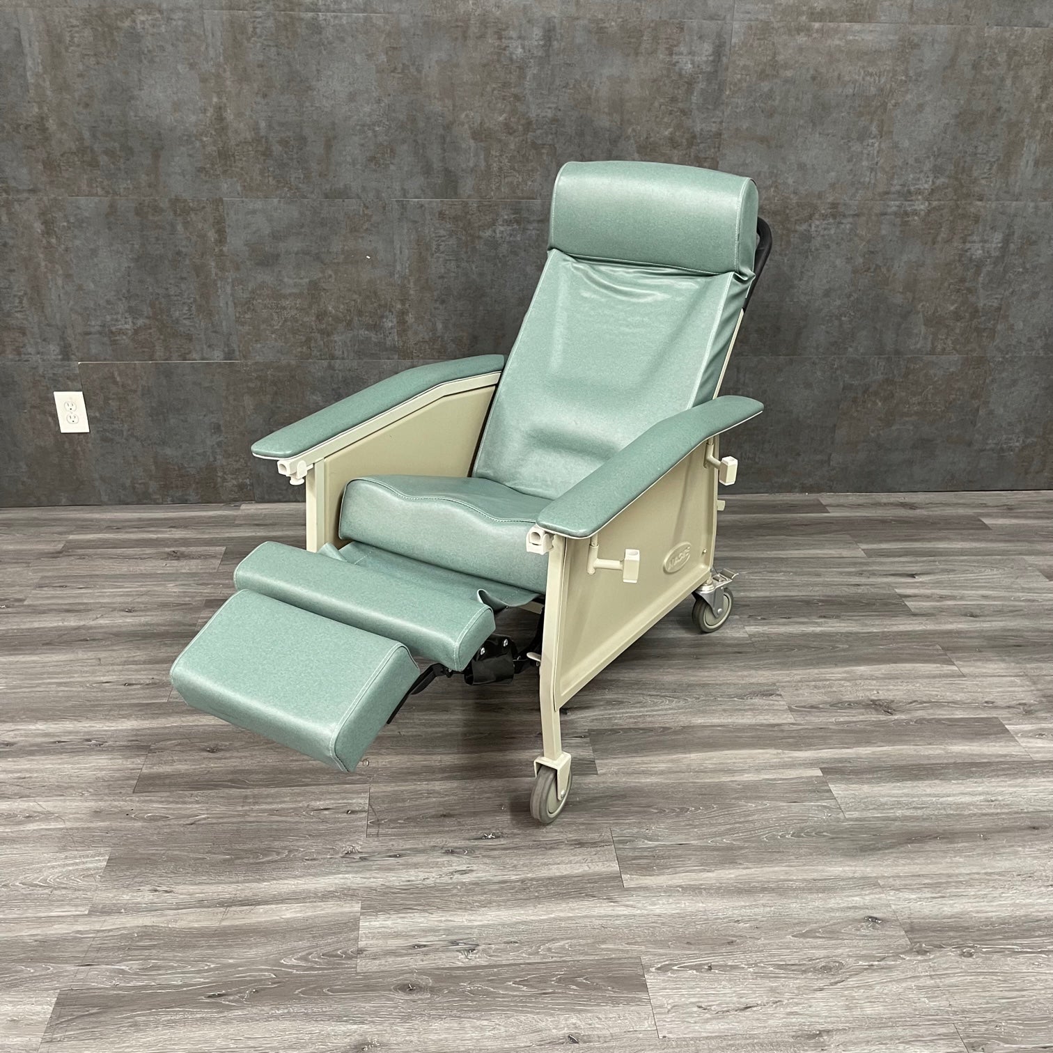Invacare Clinical Recliner (Used) - Invacare -Angelus Medical
