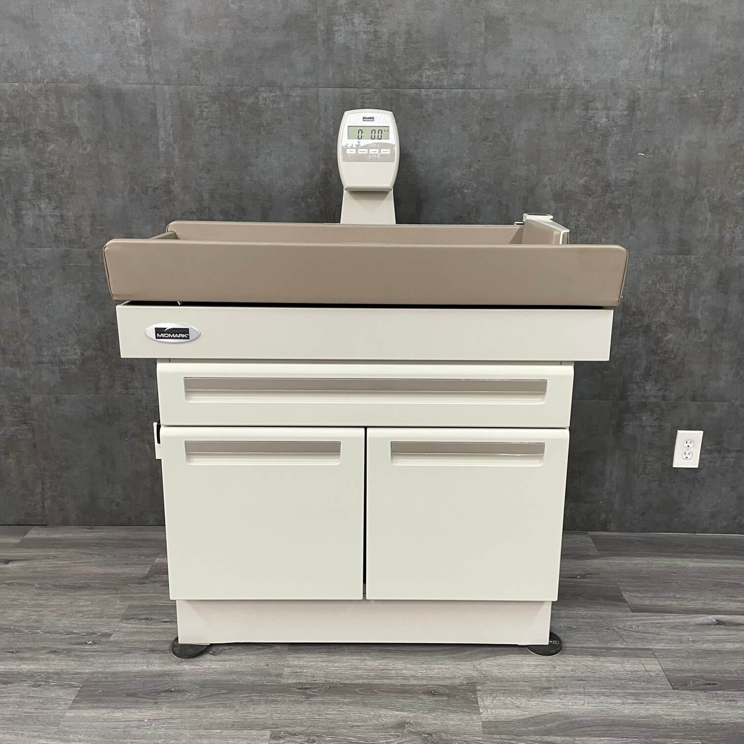 Midmark 640 Pediatric Table, Pediatric Scale