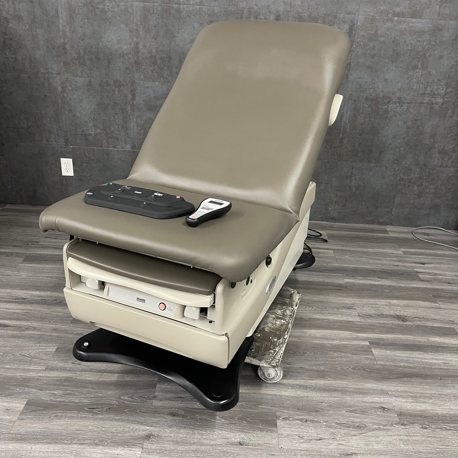 Adjustable Height Exam Table