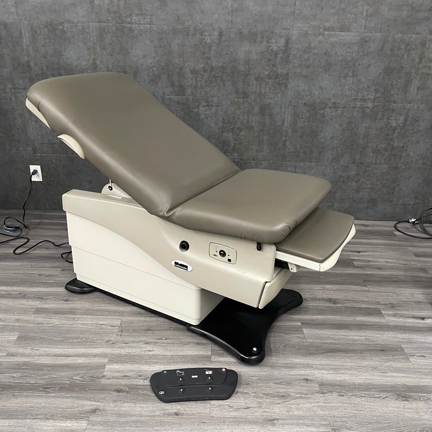 ADA‑Compliant Exam Table Midmark 625
