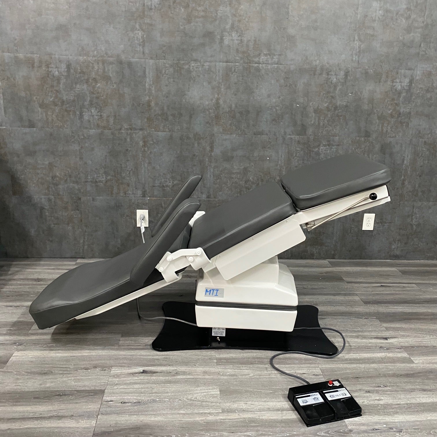 MTI 524 Podiatry Chair - MTI -Angelus Medical