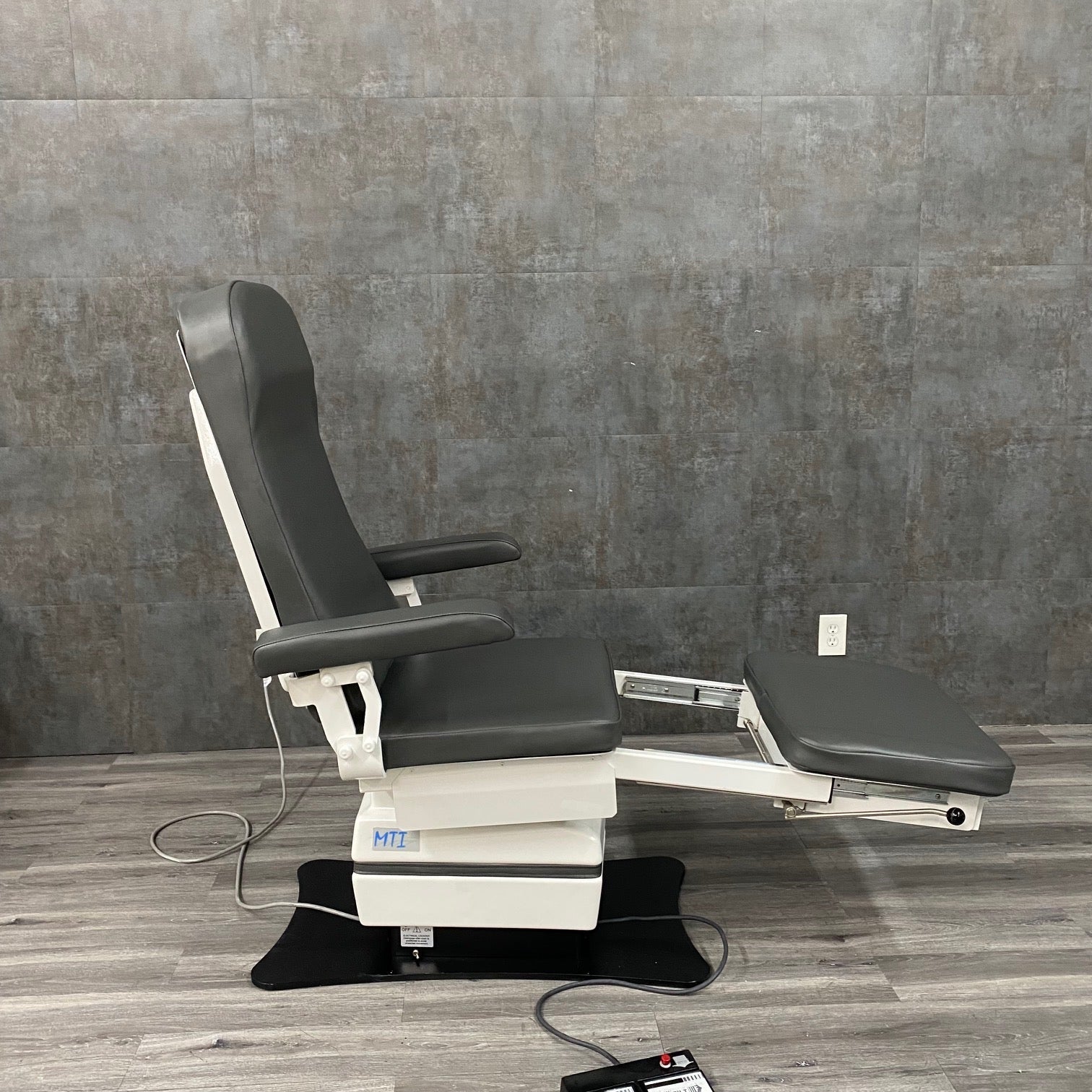 MTI 524 Podiatry Chair - MTI -Angelus Medical
