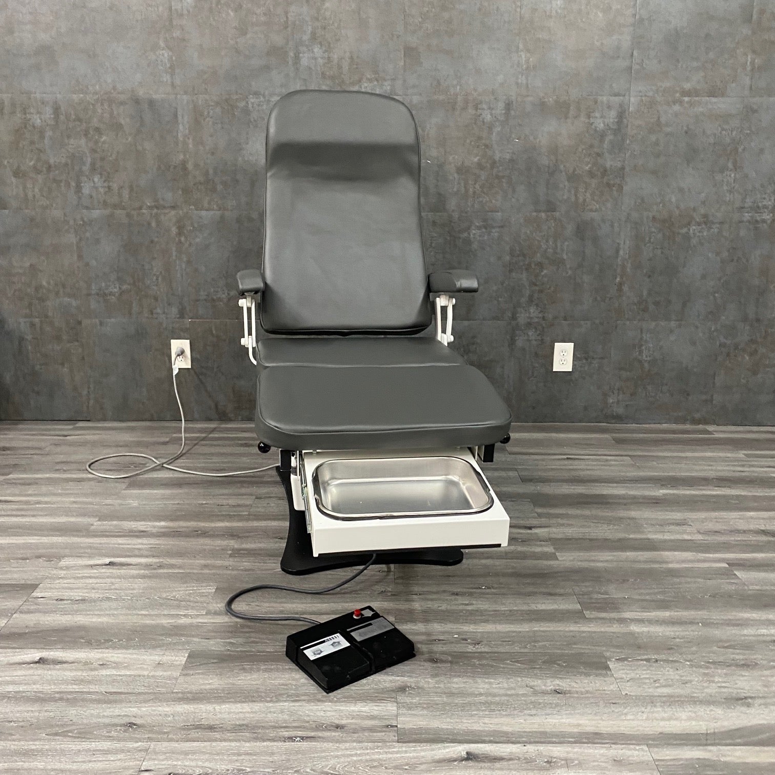 MTI 524 Podiatry Chair - MTI -Angelus Medical