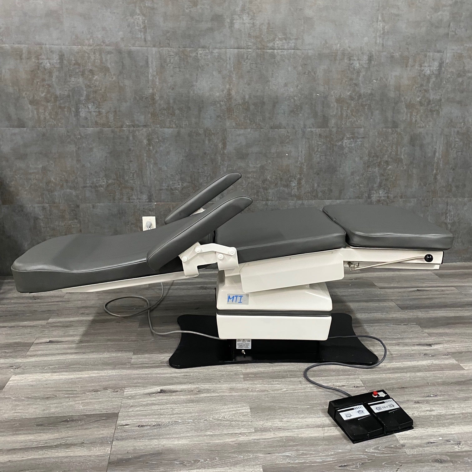 MTI 524 Podiatry Chair - MTI -Angelus Medical