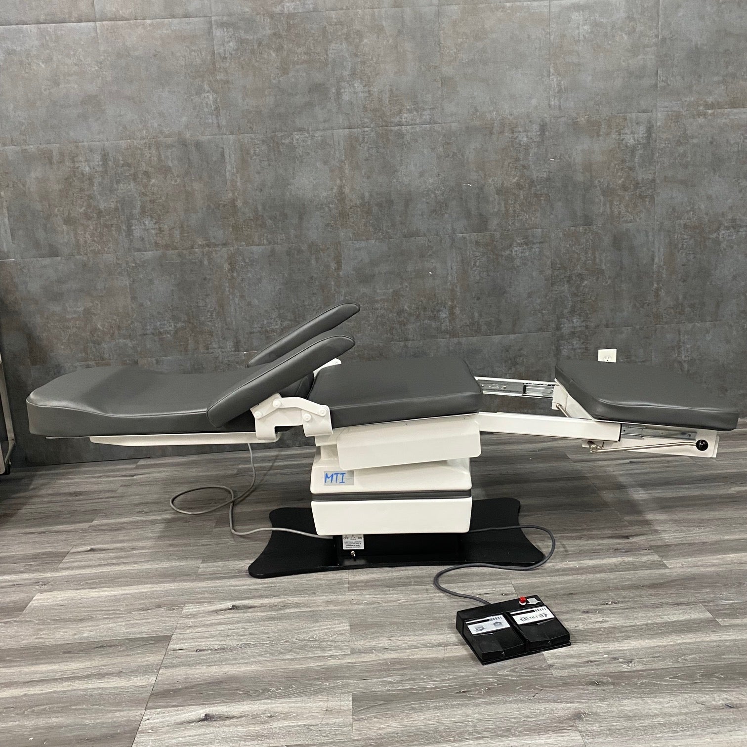 MTI 524 Podiatry Chair - MTI -Angelus Medical