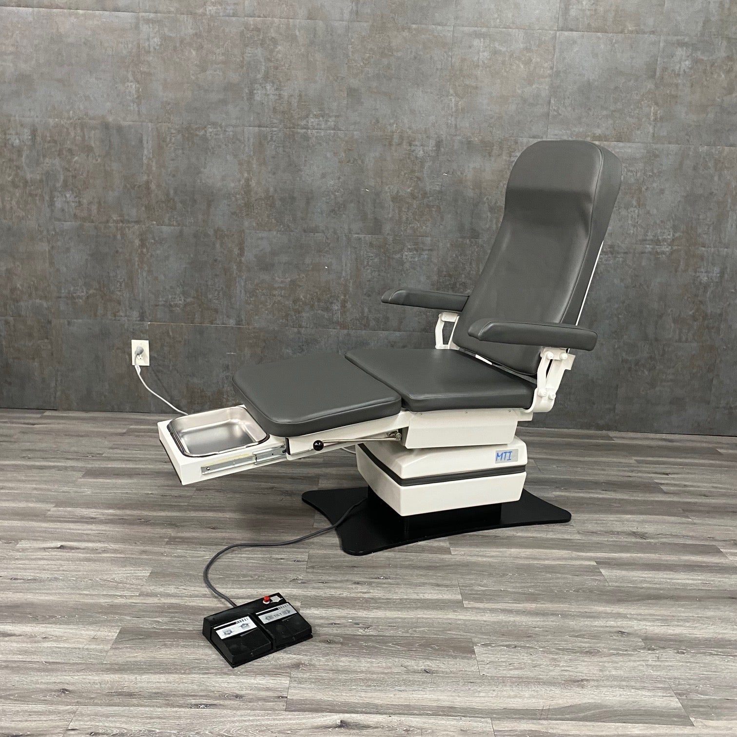 MTI 524 Podiatry Chair - MTI -Angelus Medical
