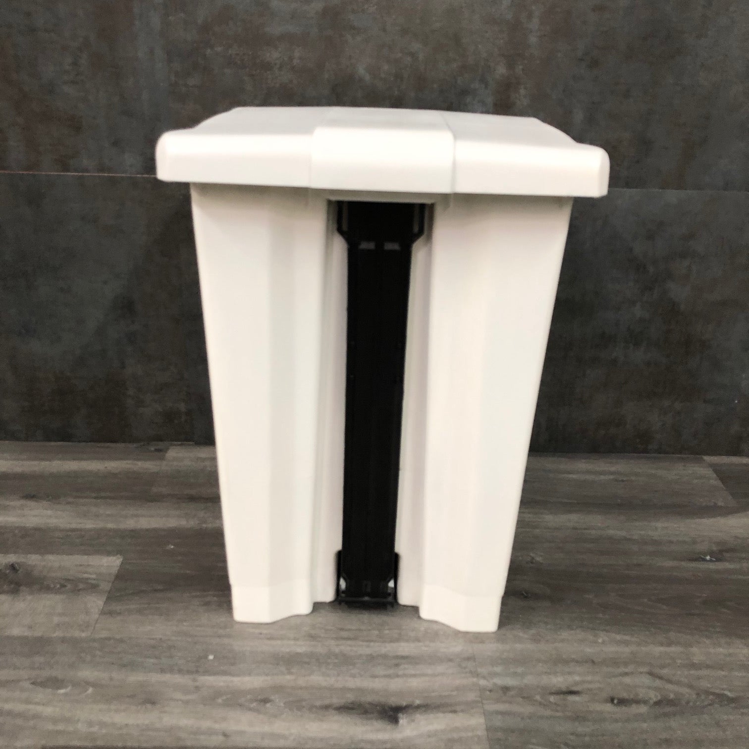 Plastic Medical Trash Can with Lid (Used) - NMD -Angelus Medical