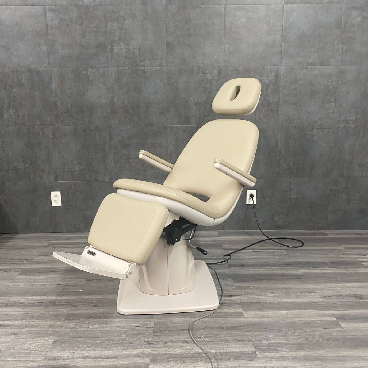 Reliance 520 Tilt Exam Chair | Refurbished Medical Equipment – Angelus ...