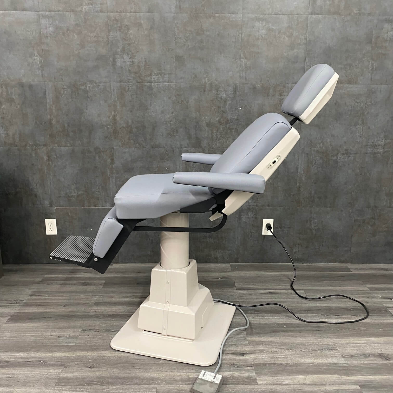 Reliance 6100 Exam Chair - Reliance -Angelus Medical