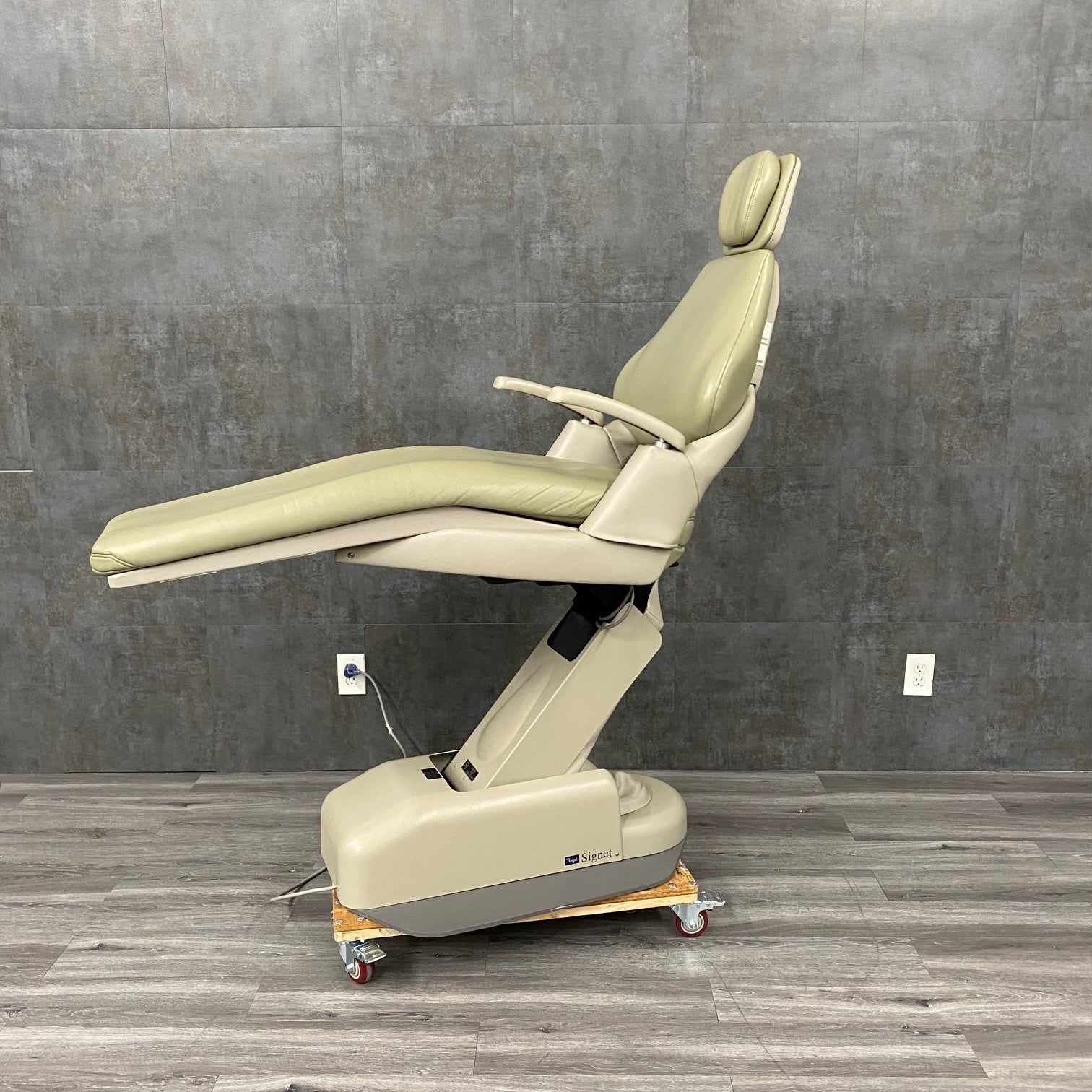 Royal Signet dental chair with Rotation (Used) - Royal Signet -Angelus Medical